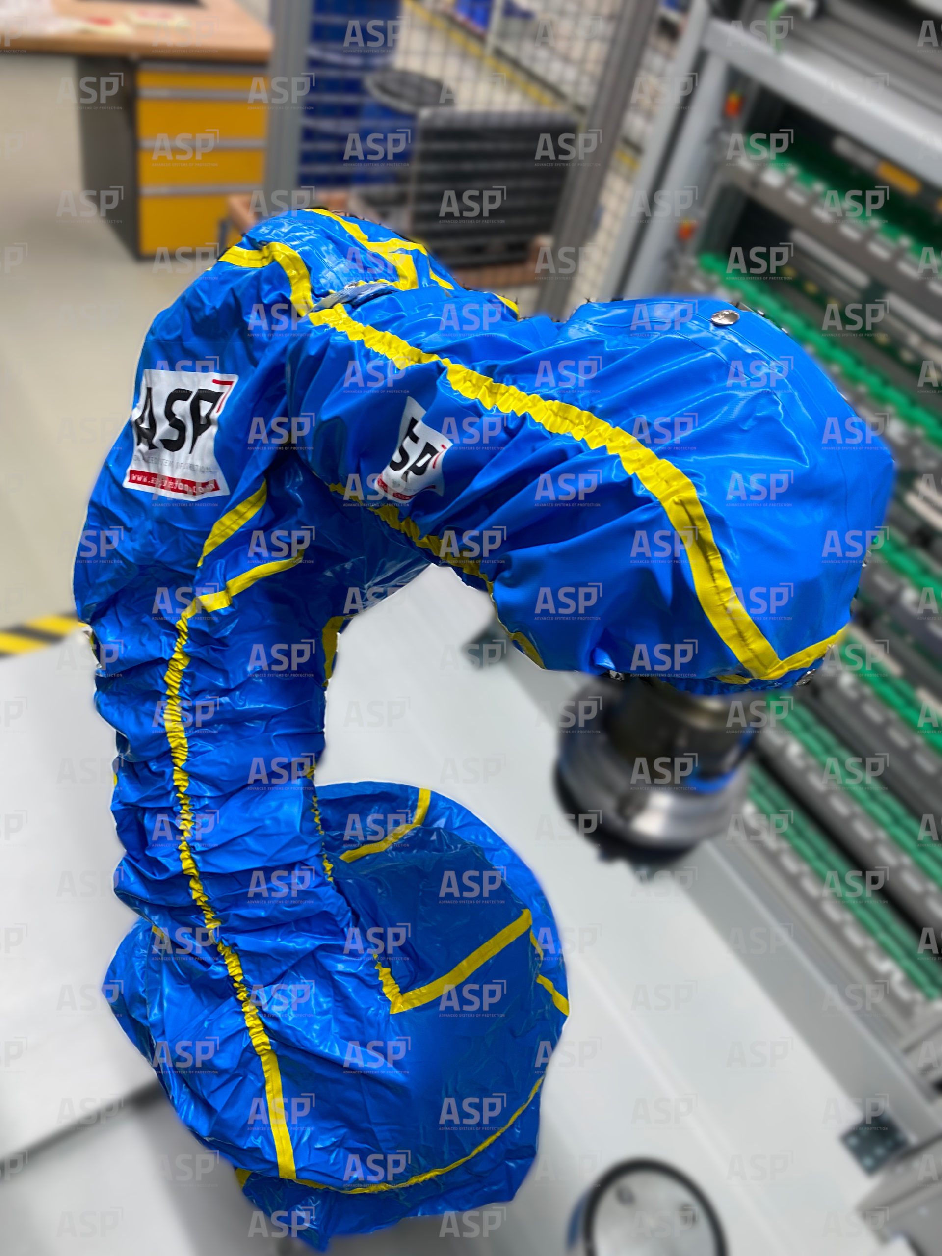 Modrý a žltý robot chránený proti opotrebovaniu a znečisteniu